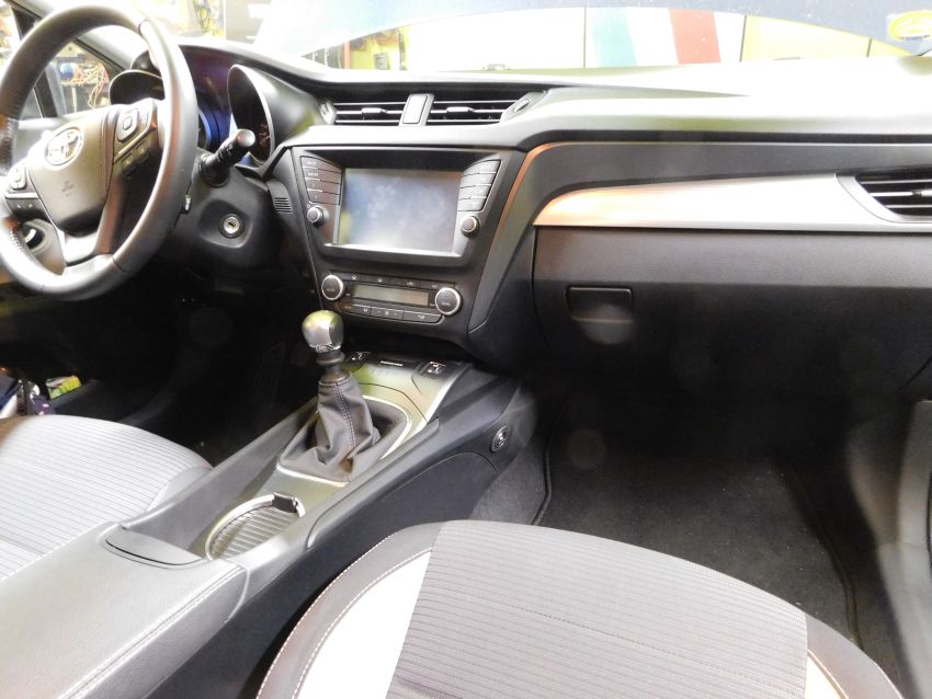 Toyota Avensis manuální řazení, r.v. 2015-, mechanické zabezpečení řadící páky Mister lock