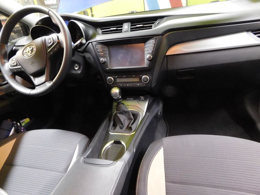 Toyota Avensis manuální řazení, r.v. 2015-, mechanické zabezpečení řadící páky Mister lock